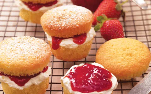 recipe image Bochánky s jahodovým krémem