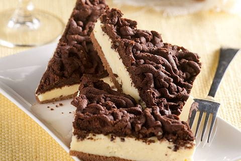 recipe image Tvarohové řezy s kakaovou drobenkou