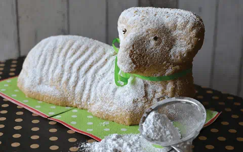 recipe image Velikonoční beránek z piškotového těsta