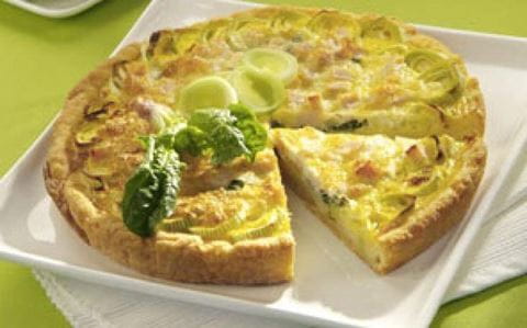 recipe image Tvarohový koláč s pórkem, špenátem a kuřecí šunkou