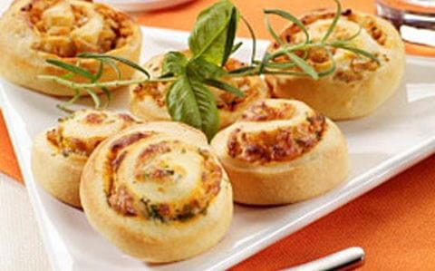 recipe image Šneky s bylinkovo-masovou náplní