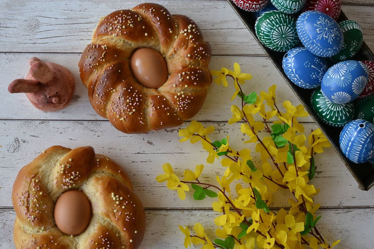 recipe image Kynuté velikonoční věnce s vajíčky